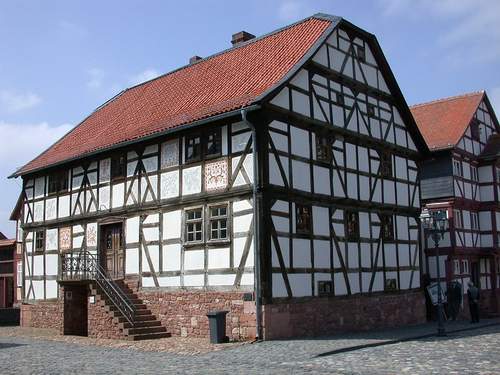 Schulhaus aus Rörshain am Marktplatz im Hessenpark